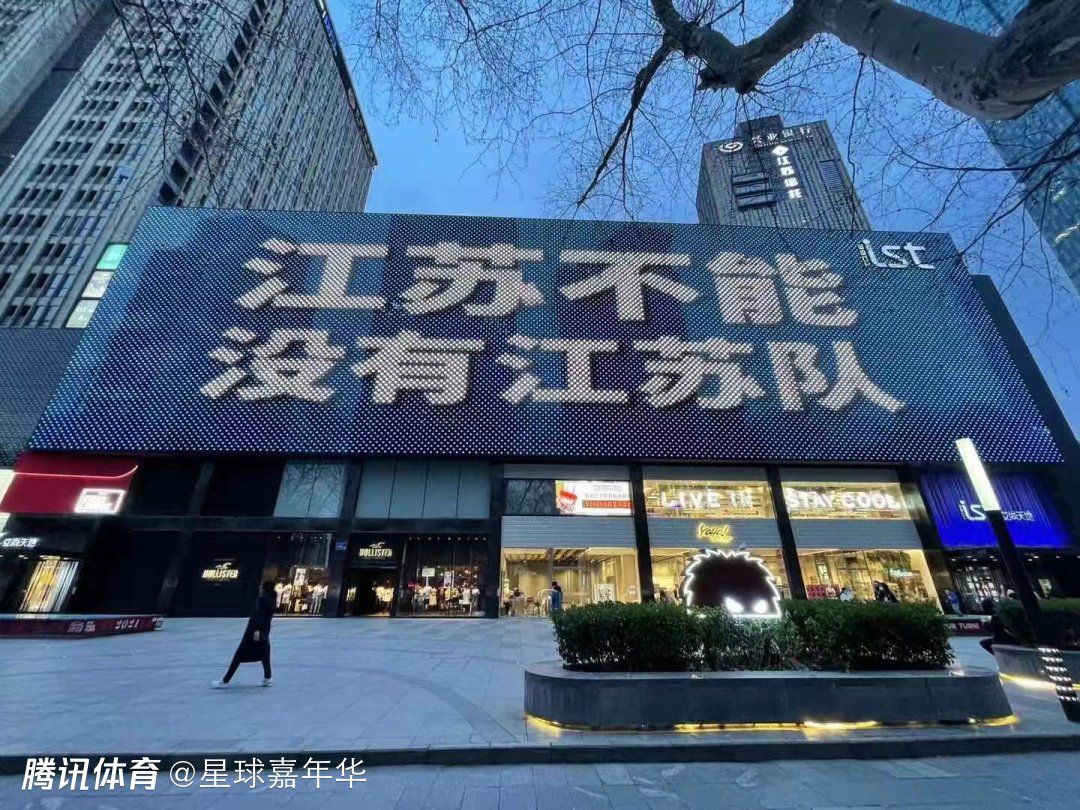 黄喜灿在禁区内摔倒，裁判回看VAR后表示没有点球！